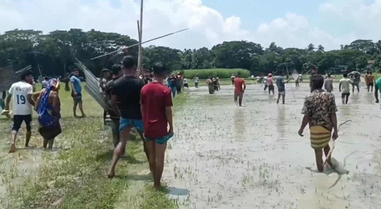 গায়ে কাদা লাগায় মসজিদের মাইকে ঘোষণা দিয়ে গ্রামবাসীর মারামারি